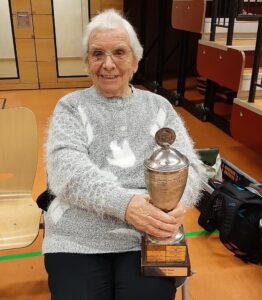 Anna Zander (86 Jahre) mit dem Zander-Pokal